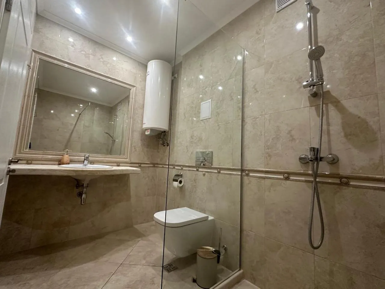 Central Luxury Antique Apartment Varna